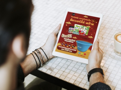 Man at a coffee shop using a tablet mockup